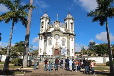 De Assis, Ouro Preto: turistas admiran fachada barroca — Antônio Francisco Lisboa "Aleijadinho"