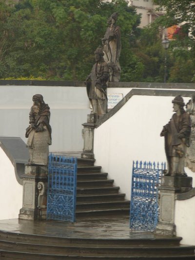 Escalinata barroca con figuras religiosas en Congonhas — Antônio Francisco Lisboa "Aleijadinho"