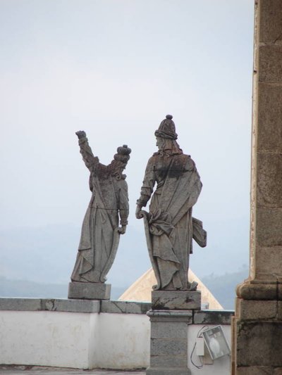Esculturas barrocas de piedra en un balcón con vistas a las montañas — Antônio Francisco Lisboa "Aleijadinho"
