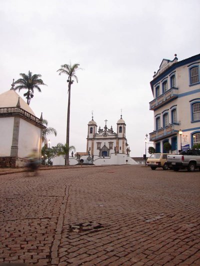 Plaza colonial brasileña con iglesia barroca — Antônio Francisco Lisboa "Aleijadinho"