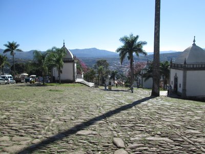 Santuario de Bom Jesus de Matosinhos: plaza empedrada, capillas y palmeras — Antônio Francisco Lisboa "Aleijadinho"