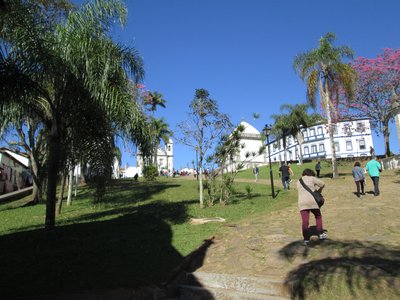 Vista de un paisaje urbano en colina con iglesias, palmeras y camino empedrado — Antônio Francisco Lisboa "Aleijadinho"
