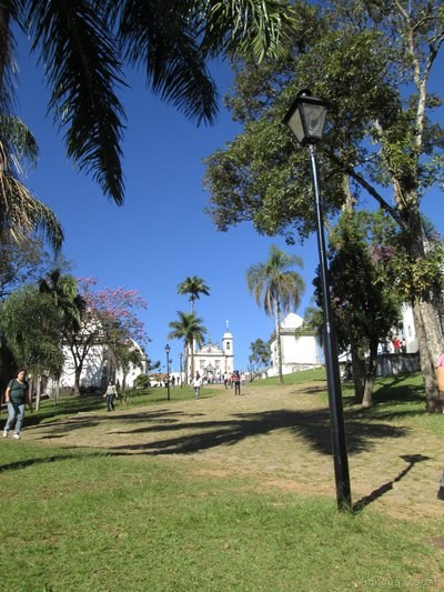 Sendero a la iglesia blanca bajo el cielo azul — Antônio Francisco Lisboa "Aleijadinho"