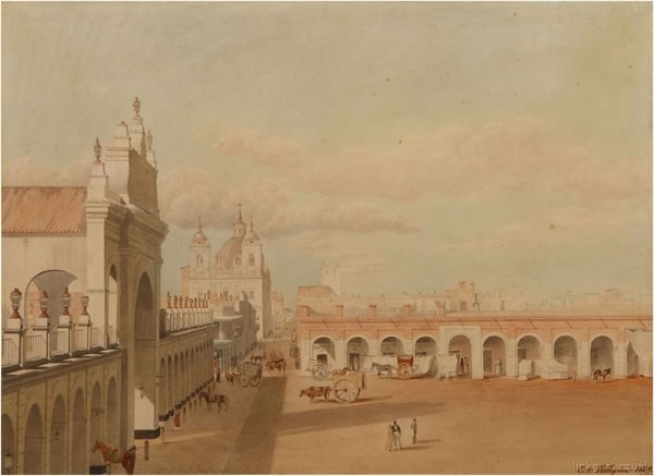Plaza con arquitectura colonial y carruajes