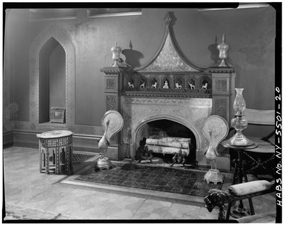Chimenea y mobiliario ornamentado — Frederic Edwin Church