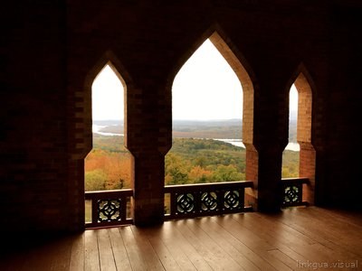Vista otoñal a través de arcos ojivales