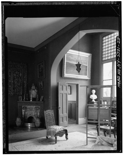 Interior elegante con busto y chimenea — Frederic Edwin Church