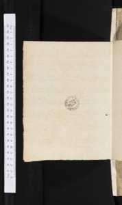 Página antigua con sello circular y marca de lectura — Anónimo tlacuilo mexica (Códice Mendoza)