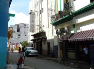 Escena urbana cubana con arquitectura colonial — Fotógrafo anónimo (La Habana, s. XX)