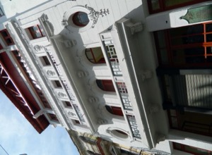 Fachada de edificio histórico con balcones y ornamentación — Fotógrafo anónimo (La Habana, s. XX)