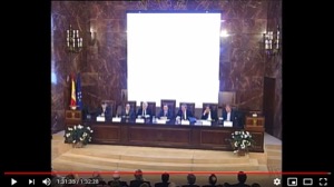 Junta en sala ceremonial con pantalla blanca — Anónimo (grabado europeo)