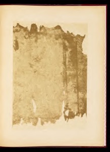 Fragmento de un material antiguo y deteriorado