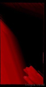 Una composición abstracta dominada por un contraste dramático entre