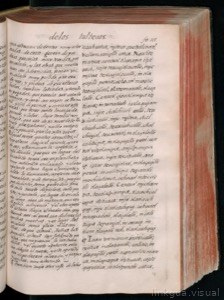 Página abierta de un antiguo libro manuscrito