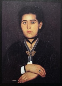 Retrato de mujer con broche mariposa — Anónimo
