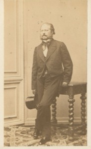 Retrato de caballero de pie junto a una mesa — Eduard Hildebrandt