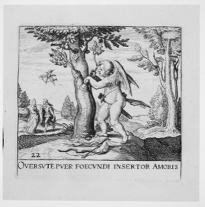 Cupido talando un árbol con un hacha mientras dos figuras observan — Anónimo