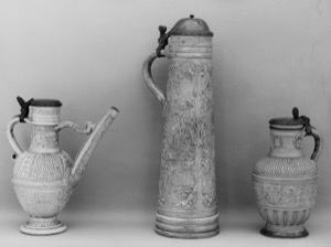 Tres jarras de cerámica con decoración en relieve — Anónimo