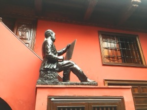 Escultura de artista en terraza con ventana — Museo del