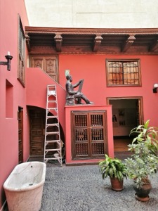 Patio Colonial con Escultura y Escalera — Pati Interior del Museo Nacional
