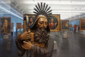 Escultura y cuadros en museo de arte — Anónimo