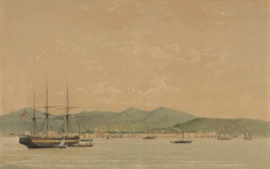 Vista de bahía con veleros y montañas al fondo — Anónimo