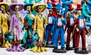 Día de Muertos figuras coloridas — Anónimo