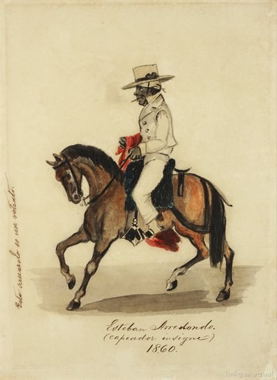 Hombre a caballo con sombrero y capa roja.