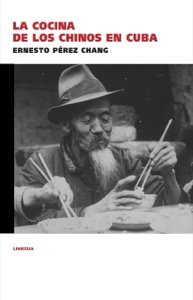 Hombre asiático comiendo con palillos — Cocina China En Cuba