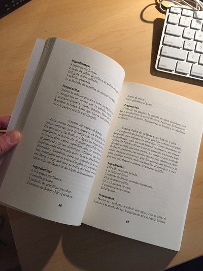 Abierto con recetas españolas sobre un escritorio de madera — Perez Chang Cocina China