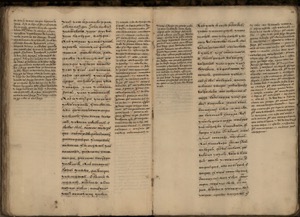Páginas antiguas de texto impreso en una biblia — Fray Bernardino de Sahagún