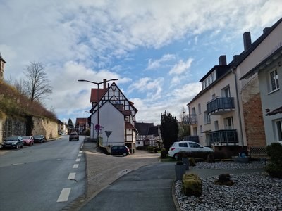Calle de pueblo con casas de entramado y edificios modernos bajo nubes — Hans Staden