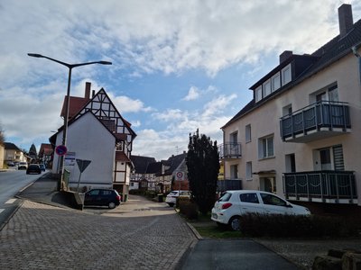 Calle adoquinada con casas de entramado y edificios modernos — Hans Staden