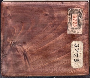 Fragmento de madera con etiquetas numeradas — Anónimo mesoamericano