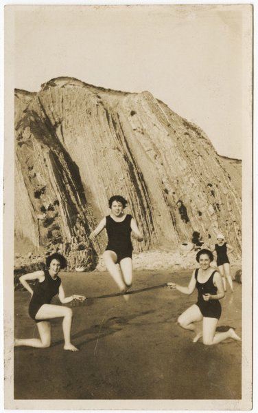 Gabriela (at left) with friends holding a rope at the beach — Lydia Cabrera