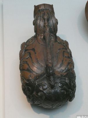 Frasco de madera tallada con intrincados motivos orgánicos — Anónimo (arte prehispánico)