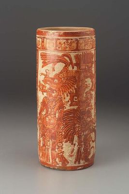 Vaso cilíndrico maya con escena de figuras y glifos — Anónimo (arte prehispánico)