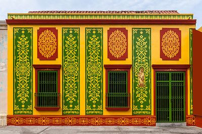 Colorida fachada de edificio colonial — Anónimo (arte colonial)