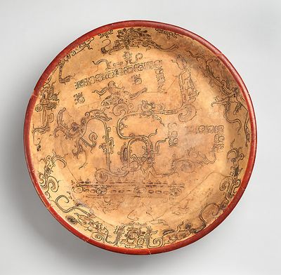 Plato de cerámica maya policromada con inscripciones jeroglíficas y figuras — Anónimo (arte prehispánico)