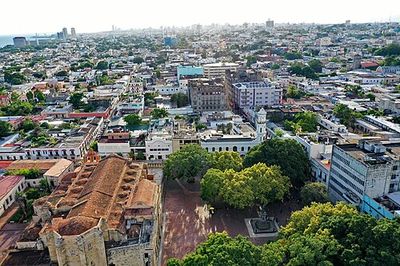Vista aérea de ciudad histórica y moderna — Anónimo (arte colonial)