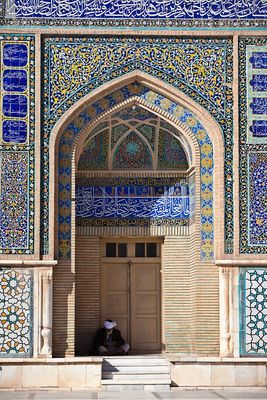 Entrada de mezquita con azulejería intrincada — Anónimo (arte prehispánico)