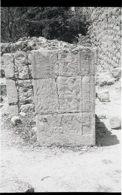 Estela jeroglífica maya — Anónimo (arte prehispánico)