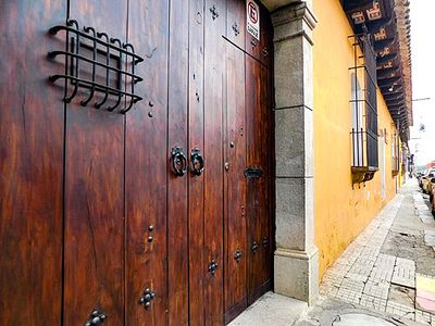 Puerta colonial y fachada — Anónimo (arte colonial)