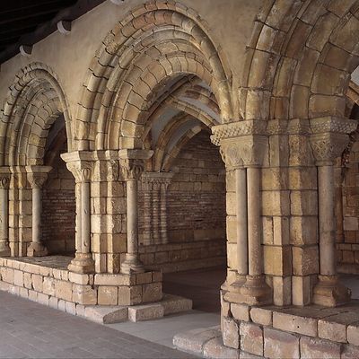 Arcos románicos y columnas de piedra — Siglo Xii