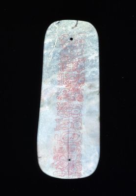 Placa de jade maya con glifos — Anónimo (arte prehispánico)