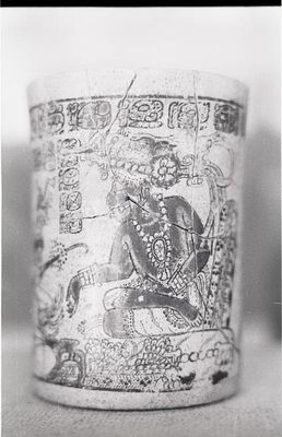 Vaso cilíndrico maya con una figura sentada y jeroglíficos — Anónimo (arte prehispánico)