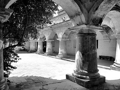 Patio colonial con arcadas y columnas, en fotografía monocromática.
