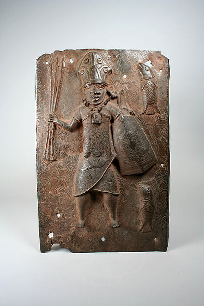 Placa de bronce del Reino de Benín con guerrero y peces — Anónimo