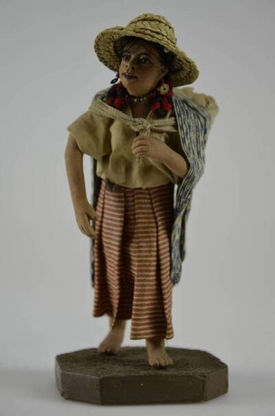 Figura de género 'Mujer con cesto al hombro'