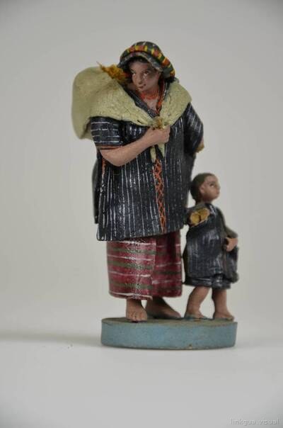 Figura costumbrista de mujer con niño pequeño